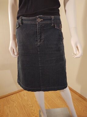Khakis Size 12 A-Line Midi Dark Wash Jean Skirt Button Fly Close
